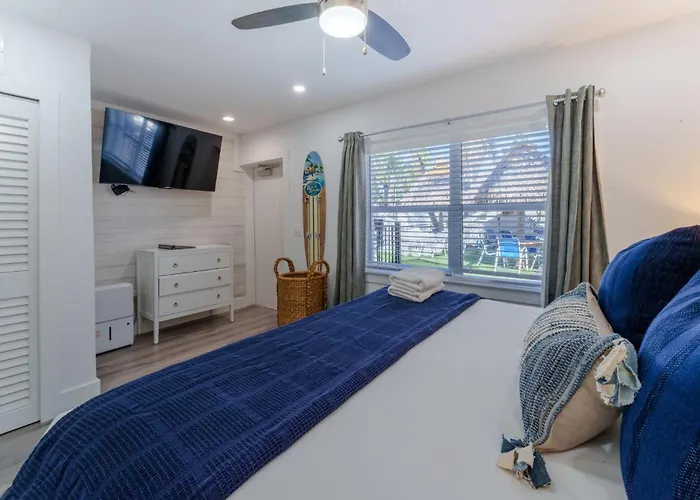 Siesta Key Beach Resort and Suites, Tiki & Pool