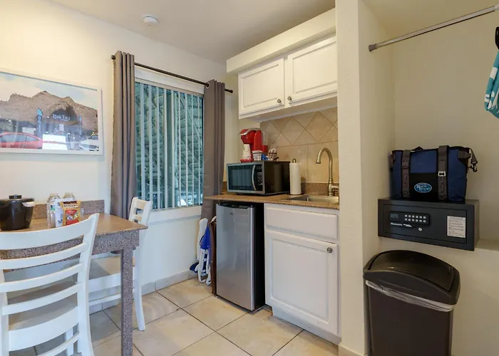 Siesta Key Beach Resort and Suites, Tiki & Pool